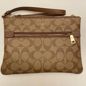 Coach Gallery Pouch in Signature Canvas